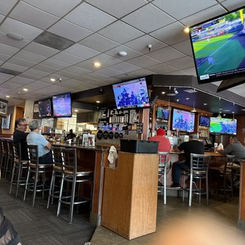 High Five Pizza - people sitting at the bar watching tvs - Pizza Near Me - San Jose, California