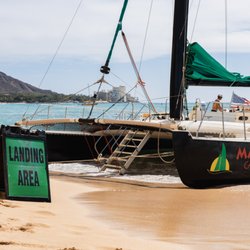 Maita'i Catamaran - All sails are barefoot boarding - passengers may get splashed while boarding or sailing, so you may want to bring a towel.