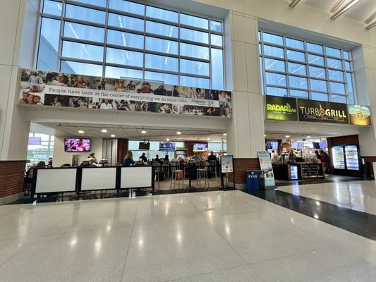 Charlottesville–Albemarle Airport by null
