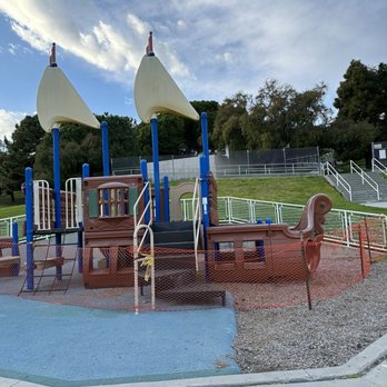 Robert E Ryan Community Park - Kids playground currently closed for repairs 3/18/24 - Parks Near Me - Rancho Palos Verdes, California Robert E Ryan Community Park - Kids playground currently closed for repairs 3/18/24 - Parks Near Me - Rancho Palos Verdes, California