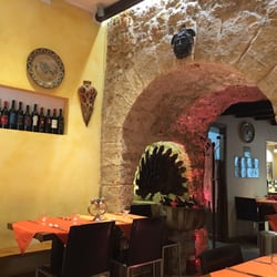 Taverna del Pavone - View to the middle of the restaurant towards the back.