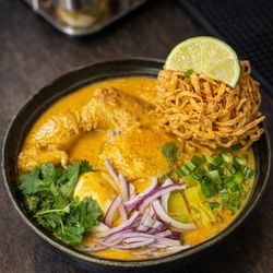 Rosniyom Thai Street Food - Khao Soi (Curry Noodle Soup)