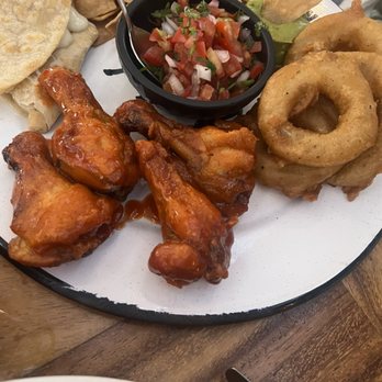 Baja Brewing Company - Appetizer platter - American Near Me - Cabo San Lucas, BCS Baja Brewing Company - Appetizer platter - American Near Me - Cabo San Lucas, BCS