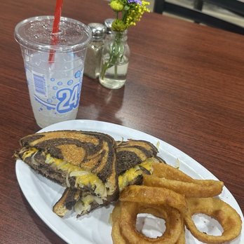 Sammy’s Bar & Grill - Patty Melt Combo - Sports Bars Near Me - Escalon, California