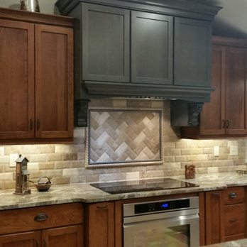 Henry Kitchen & Bath - Two-Tone Kitchen - Tile Backsplash - Kitchen & Bath Near Me - St. Louis, Missouri Henry Kitchen & Bath - Two-Tone Kitchen - Tile Backsplash - Kitchen & Bath Near Me - St. Louis, Missouri