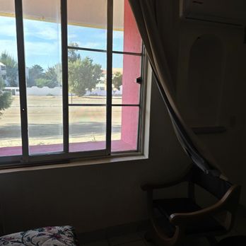 Half Way Inn - The windows. Nice breeze. - Hotels Near Me - Guerrero Negro, BCS