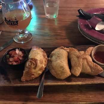 Ché - Pork Belly empanada, jerk chicken empanada, crab Rangoon - Argentine Near Me - Cincinnati, Ohio