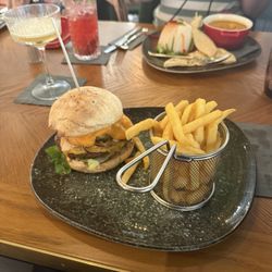 Alex - Alex Cheeseburger with Pommes frites