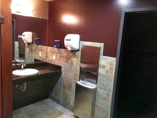 Photo de Snap Fitness 24-7 - Daly City, CA, États-Unis. Clean bathrooms