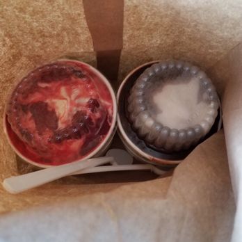 Dariview - Strawberry and Raspberry sundae - Ice Cream & Frozen Yogurt Near Me - Fairview Park, Ohio