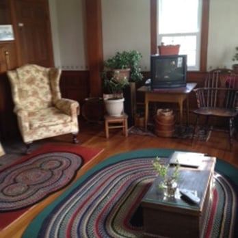Quaker Tavern Bed & Breakfast - Sitting Parlor - Hotels Near Me - Falmouth, Maine