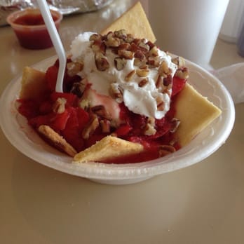 Bulldog Restaurant - Strawberry shortcake - American Near Me - Bald Knob, Arkansas