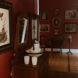 Fainting Goat Island Inn
