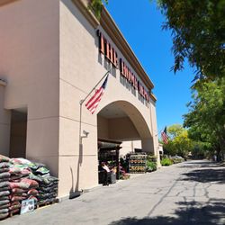 Moo Moo's Burger Barn - Outside view