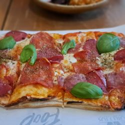 Mauritius - Pinsa "Triple Salami" ("mit Tomatensauce, frischem Basilikum und drei Salami-Variationen")