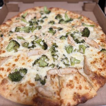 Primo Pizza & Pasta - Chicken And Broccoli 14" - Pizza Near Me - Carlsbad, California