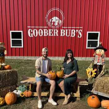 Goober Bubs Orchard and Bakery - Cute photo opportunity in front of the building. - Pick Your Own Farms Near Me - Justin, Texas Goober Bubs Orchard and Bakery - Cute photo opportunity in front of the building. - Pick Your Own Farms Near Me - Justin, Texas