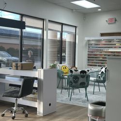 New Nails Spa - Waiting area lounge
