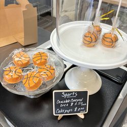 Confectioneiress Cupcakes & Sweets - NBA themed treats