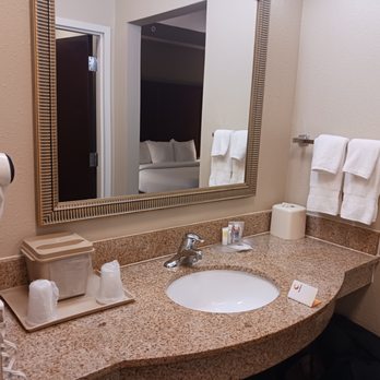 Comfort Suites Columbia Gateway - Large vanity area outside of the toilet/tub room - Hotels Near Me - Elkridge, Maryland Comfort Suites Columbia Gateway - Large vanity area outside of the toilet/tub room - Hotels Near Me - Elkridge, Maryland