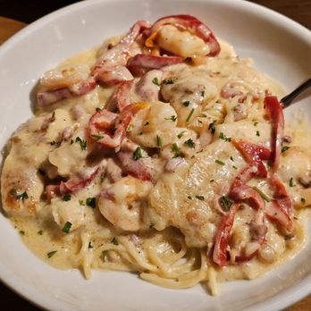 Olive Garden Italian Restaurant - Chicken & Shrimp Carbonara - Italian Near Me - Austin, Texas Olive Garden Italian Restaurant - Chicken & Shrimp Carbonara - Italian Near Me - Austin, Texas