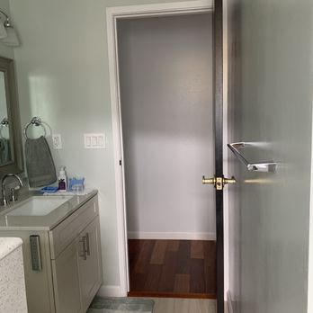 Diamond Head Construction - Facing entry to bathroom - General Contractors Near Me - Honolulu, Hawaii