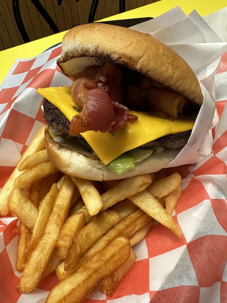 HOWARD’S DRIVE INN Updated September 2024 810 S Gaston St, Crane