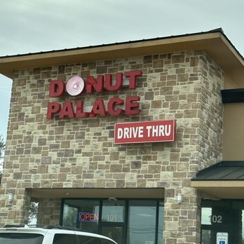 Donut Palace - Exterior  2/2023 - Donuts Near Me - San Antonio, Texas