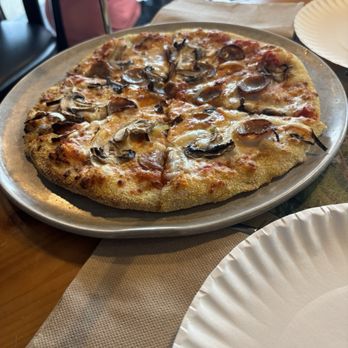 Pub32 - Sausage, mushroom and onion - Pubs Near Me - Lincoln, New Hampshire