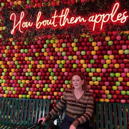 Photo op for ya'll. Wall o'apples.