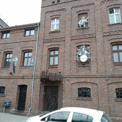 Centrum Artystyczne ElJazz - Wejście i ściana frontwa Eljazz z przykuwającą uwagę dekoracją.