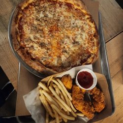 Captain Lawrence Brewing - Sausage pizza and kids tenders