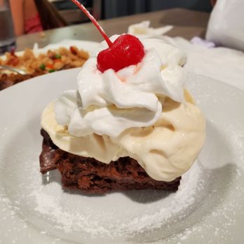 Side Street Inn - Peanut butter crunch cake - Sports Bars Near Me - Honolulu, Hawaii Side Street Inn - Peanut butter crunch cake - Sports Bars Near Me - Honolulu, Hawaii
