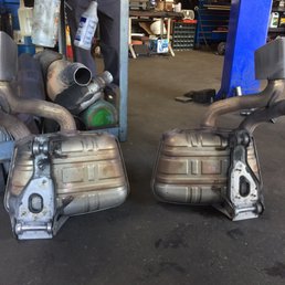Porsche 997.1 stock mufflers prior to 1.75" pipe bypass between inlet and outlet Porsche 997.1 stock mufflers prior to 1.75" pipe bypass between inlet and outlet
