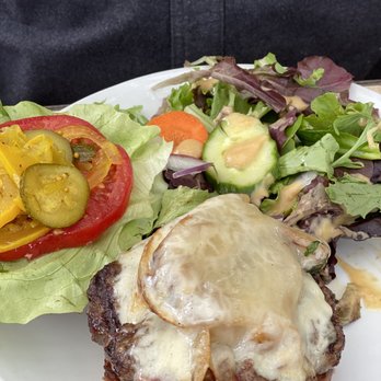 Robins Restaurant - Angus burger - New American Near Me - Cambria, California
