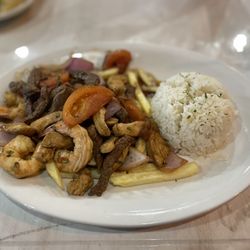 La Mordida Restaurant Bar & Grill - Trio Saltado