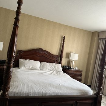 Carnegie Hotel - King bed - Hotels Near Me - Johnson City, Tennessee Carnegie Hotel - King bed - Hotels Near Me - Johnson City, Tennessee