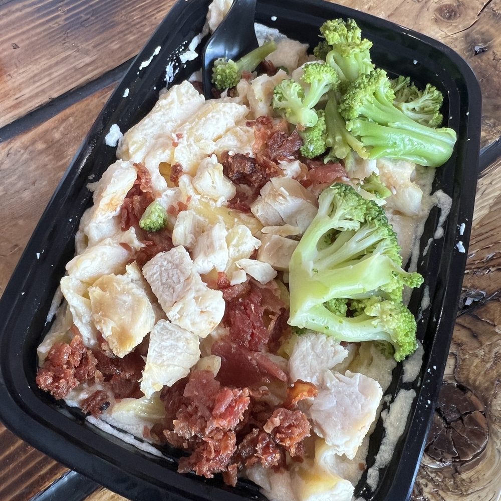 Penne with cheese sauce, chicken, bacon, caramelized onions and broccoli.
