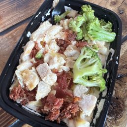 Penne with cheese sauce, chicken, bacon, caramelized onions and broccoli.