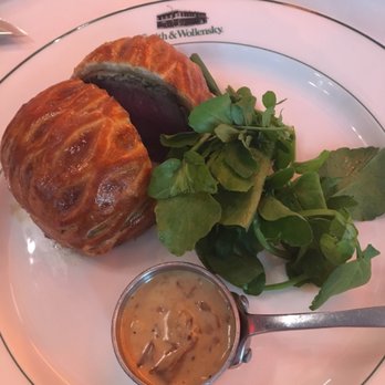 Smith and Wollensky - Beef wellington w/mushroom sauce - American Near Me - London, XGL