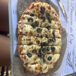 Brasserie du Cap - One of the bruschettas with tomatoes and black olives