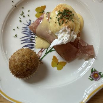 Supperland - Eggs Benedict - Southern Near Me - Charlotte, North Carolina Supperland - Eggs Benedict - Southern Near Me - Charlotte, North Carolina