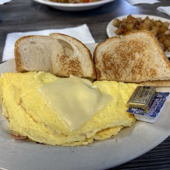 Mason-Dixon Cafe - Ham and cheese omelette - Breakfast & Brunch Near Me - Fredericksburg, Virginia Mason-Dixon Cafe - Ham and cheese omelette - Breakfast & Brunch Near Me - Fredericksburg, Virginia