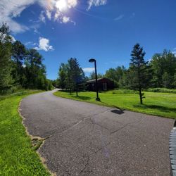 Northern Rail Traincar Inn - Northern Rail Traincar Inn driveway...a very short ride to Lake Superior and the gateway to some great Minnesota Northshore Adventures!