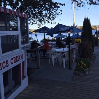 Red's Eats - Quaint back patio overlooking Sheepscot Bay - Seafood Near Me - Wiscasset, Maine