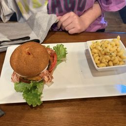 Royale burger with Mac & Cheese Royale burger with Mac & Cheese