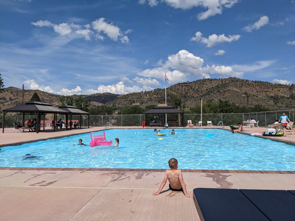 R Ranch Siskiyou Property Owners Association Logo