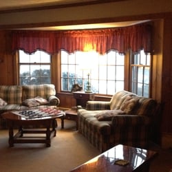 Big Bears Lodge - One of many sitting areas
