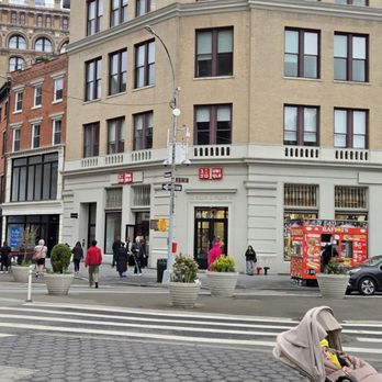 UNIQLO - Storefront - Women's Clothing Near Me - New York, New York UNIQLO - Storefront - Women's Clothing Near Me - New York, New York