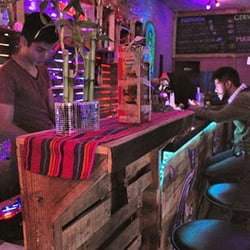 Zenzontle - La barra donde las mentiras no existen..